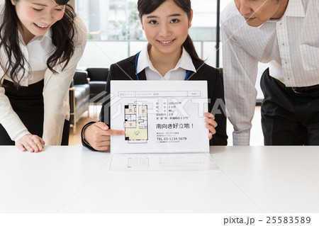 賃貸情報を紹介する女性スタッフとお客さま 25583589