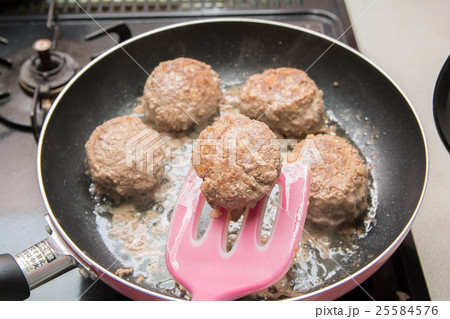 ハンバーグの調理 25584576