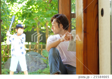 息子を見守る父親 25584665