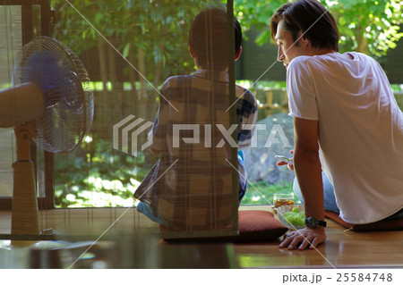 息子と父親の休日 息子と父親の休日 25584748