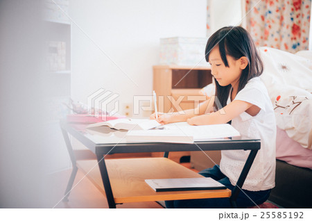 小学生　宿題 25585192
