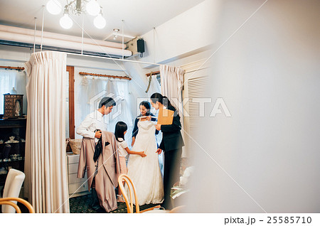 晩婚夫婦のウエディング 打ち合わせ 25585710