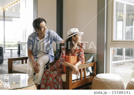 ロビーでくつろぐ男女 25586141