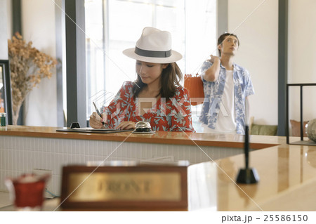 チェックインする女性 25586150