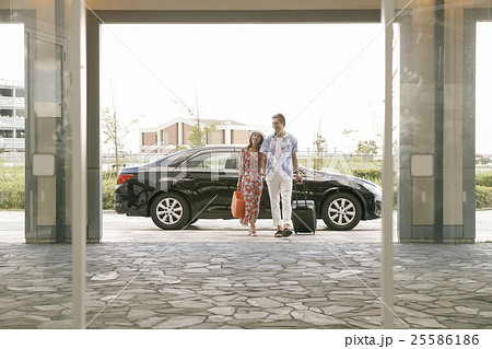 ホテルに到着した男女 25586186