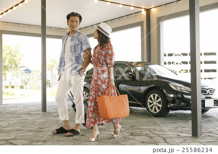 ホテルに到着した男女 25586234