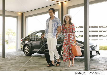 ホテルに到着した男女 25586236