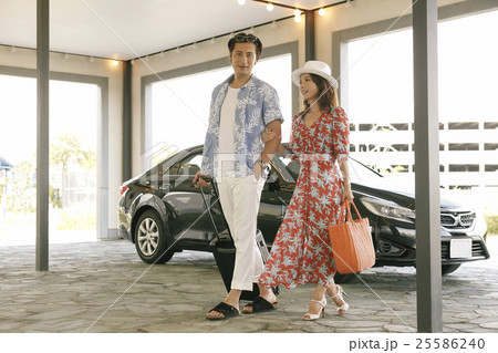 ホテルに到着した男女 25586240