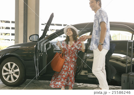 車から降りる男女 25586246