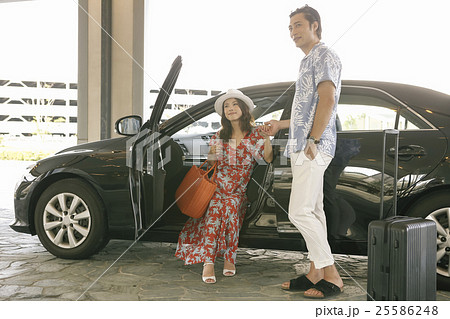 車から降りる男女 25586248