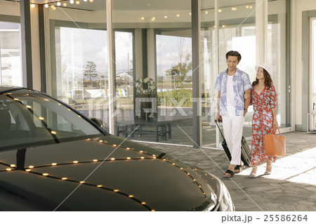 車に向かう男女 25586264