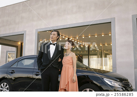 ドレスアップした男女の写真素材