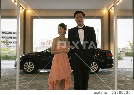 ドレスアップした男女の写真素材