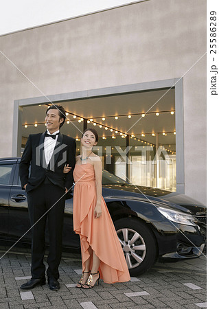 ドレスアップした男女 25586289