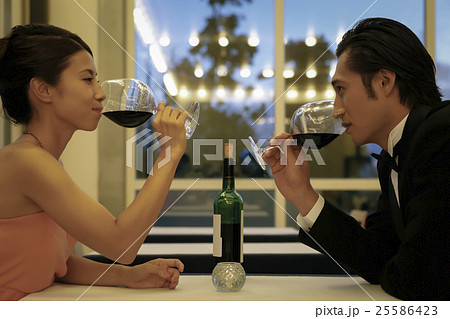 ワインを飲む男女の写真素材