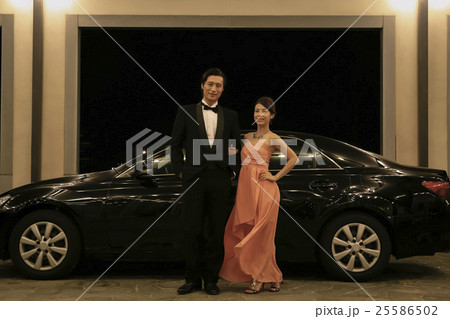 ドレスアップした男女 25586502