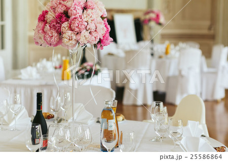 Classy dinner tables decorated with magnificent Classy dinner tables decorated with magnificent 25586864