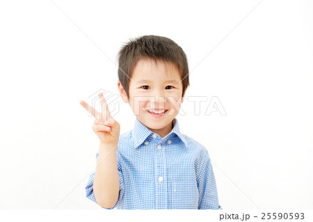 男の子 ピースサイン 白バック 男の子 ピースサイン 白バック 25590593