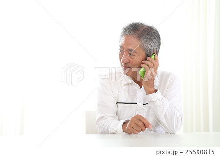 スマホを操作するシニア男性 スマホを操作するシニア男性 25590815