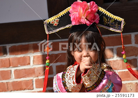 4歳 女の子 願い リトルワールド 愛知県 民族衣装の写真素材