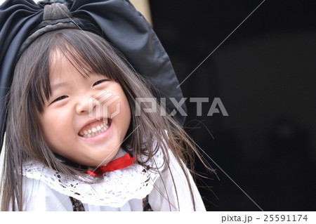 4歳 女の子 民族博物館 民族衣装 笑顔の写真素材