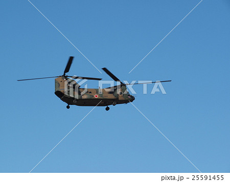 千葉県船橋市の習志野駐屯地で新春に行われる降下訓練始めで青空を飛行する大型輸送用ヘリコプター 25591455