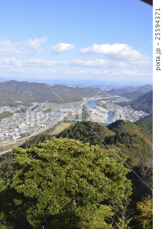 岐阜城天守閣から眺めた長良川・鵜飼い大橋(岐阜県岐阜市) 岐阜城天守閣から眺めた長良川・鵜飼い大橋(岐阜県岐阜市) 25594371