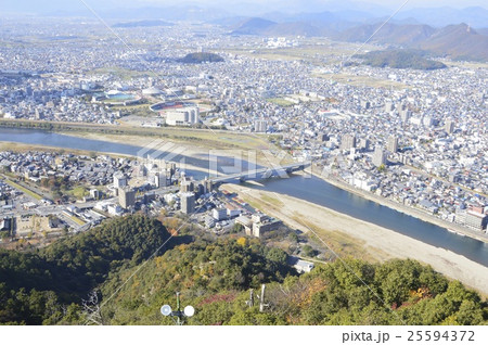 金華山から眺めた長良川・長良橋(岐阜県岐阜市) 金華山から眺めた長良川・長良橋(岐阜県岐阜市) 25594372