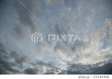 10月の空　空　夕方　夕暮れ　日暮れの空　コピースペース　文字スペース 25594466