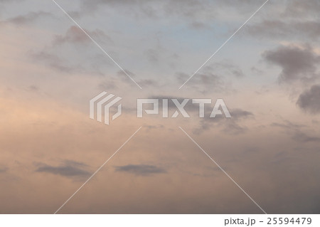 10月の空　空　夕方　夕暮れ　日暮れの空　コピースペース　文字スペース 25594479
