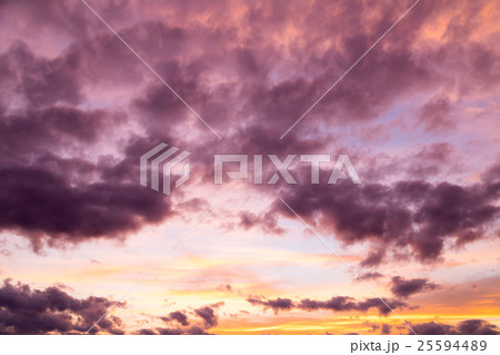10月の空 空 夕方 夕暮れ 日暮れの空 コピースペース 文字スペース 10月の空 空 夕方 夕暮れ 日暮れの空 コピースペース 文字スペース 25594489