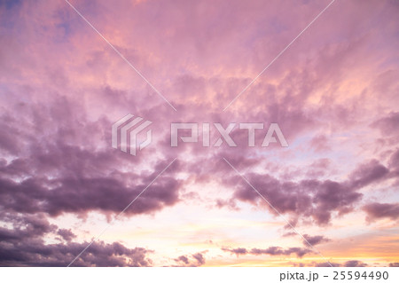 10月の空 空 夕方 夕暮れ 日暮れの空 コピースペース 文字スペース 10月の空 空 夕方 夕暮れ 日暮れの空 コピースペース 文字スペース 25594490