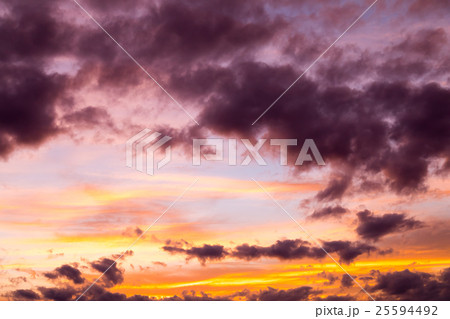 10月の空　空　夕方　夕暮れ　日暮れの空　コピースペース　文字スペース 25594492