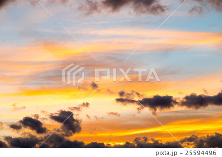 10月の空 空 夕方 夕暮れ 日暮れの空 コピースペース 文字スペースの写真素材