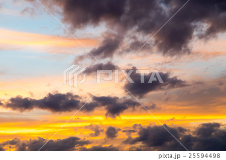 10月の空 空 夕方 夕暮れ 日暮れの空 コピースペース 文字スペース 10月の空 空 夕方 夕暮れ 日暮れの空 コピースペース 文字スペース 25594498