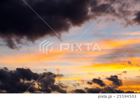 10月の空　空　夕方　夕暮れ　日暮れの空　コピースペース　文字スペース 25594503