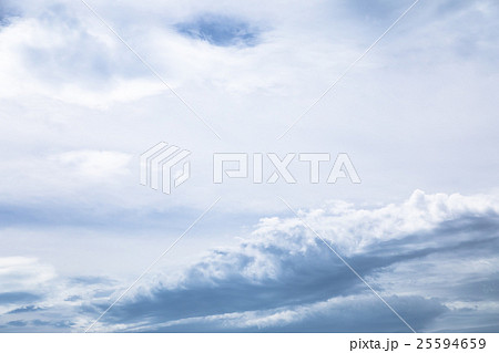 9月の空　空　夕方　夕暮れ　日暮れの空　コピースペース　文字スペース 25594659