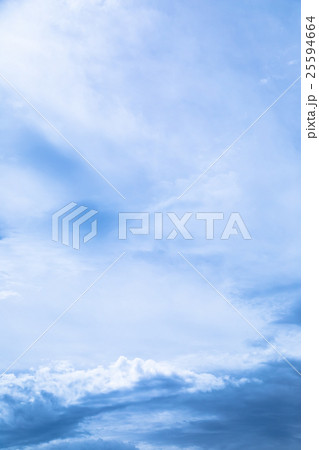 9月の空　空　夕方　夕暮れ　日暮れの空　コピースペース　文字スペース 25594664
