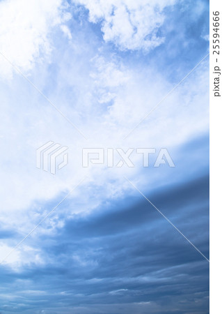 9月の空　空　夕方　夕暮れ　日暮れの空　コピースペース　文字スペース 25594666