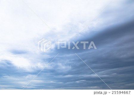 9月の空　空　夕方　夕暮れ　日暮れの空　コピースペース　文字スペース 25594667