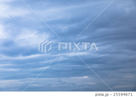 9月の空　空　夕方　夕暮れ　日暮れの空　コピースペース　文字スペース 25594671