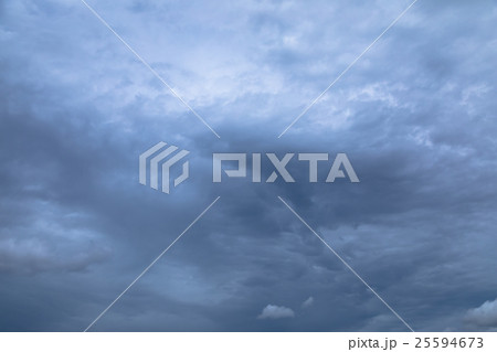 9月の空　空　夕方　夕暮れ　日暮れの空　コピースペース　文字スペース 25594673