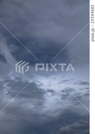 9月の空　空　夕方　夕暮れ　日暮れの空　コピースペース　文字スペース 25594685