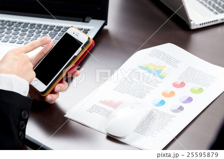 ビジネスウーマン OL スマホを使う スマートフォン 検索 インターネット 調べ物 ビジネスウーマン OL スマホを使う スマートフォン 検索 インターネット 調べ物 25595879