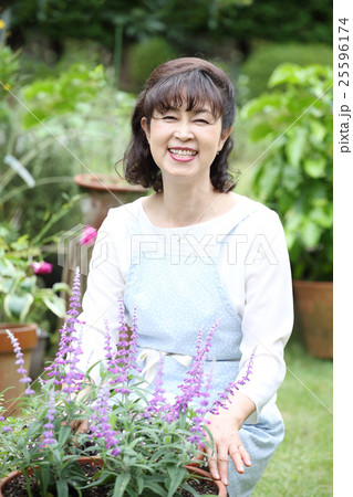 秋のガーデニング 25596174