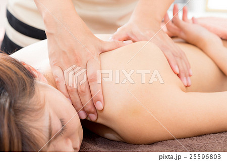 肩甲骨 腕のマッサージ 背中 デトックス 美容イメージ エステ 女性 リラックス ビューティー 肩甲骨 腕のマッサージ 背中 デトックス 美容イメージ エステ 女性 リラックス ビューティー 25596803