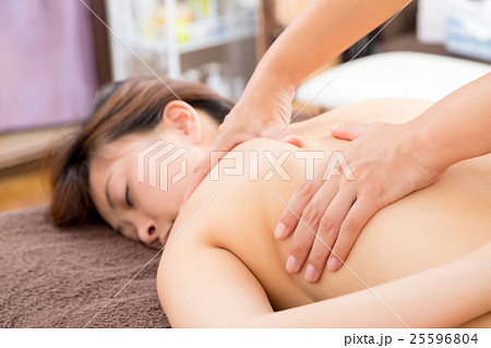 肩甲骨　腕のマッサージ　背中　デトックス　　美容イメージ　エステ　女性　リラックス　ビューティー 25596804