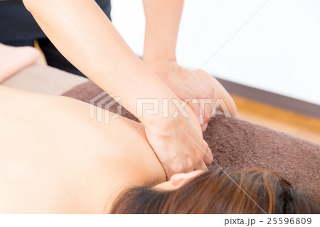 肩甲骨 腕のマッサージ 背中 デトックス 美容イメージ エステ 女性 リラックス ビューティー 肩甲骨 腕のマッサージ 背中 デトックス 美容イメージ エステ 女性 リラックス ビューティー 25596809