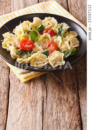 tortellini with spinach, tomatoes and cheese 25597112