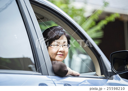 高齢者の運転 25598210